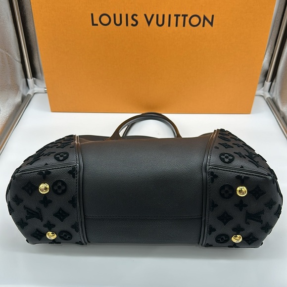 Louis Vuitton Black Leather Veau Cachemire Handbag - Picture 5 of 16